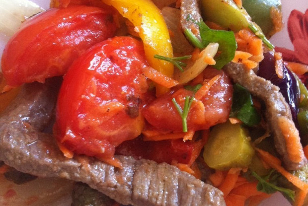Мясной салат с овощами