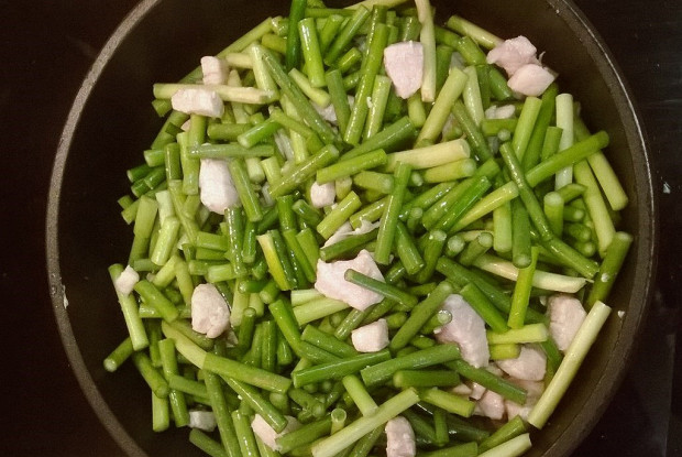 Побеги чеснока с курицей