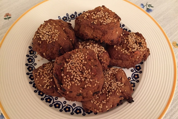 Печенье из кукурузной муки с орехами и черносливом