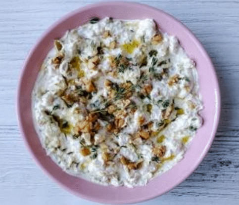 Творог с медовой грушей, голубым сыром и грецкими орехами