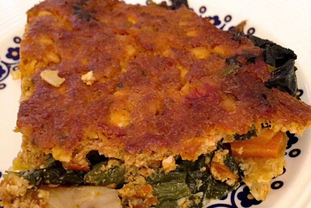 Овощная запеканка с творогом и томатным соусом