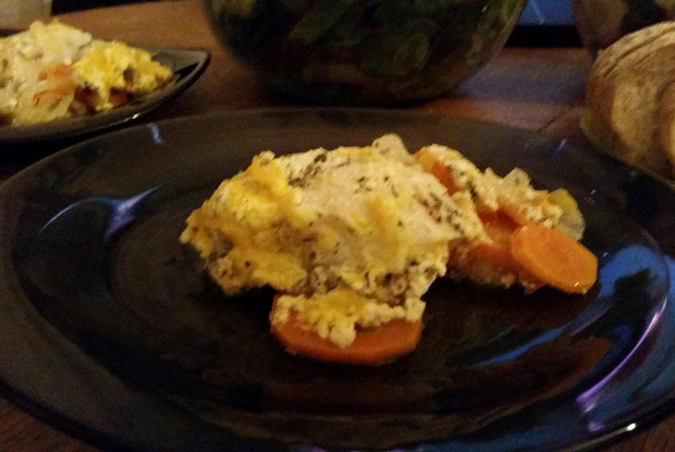 Зубатка, запеченная с овощами и сыром