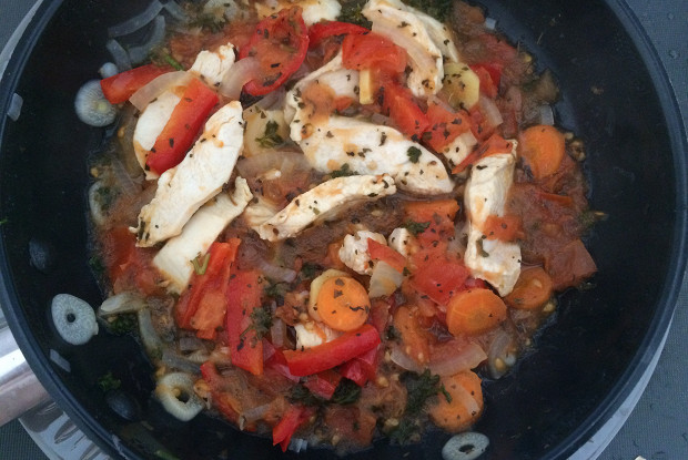 Диетическая тушеная куриная грудка без соли с имберем