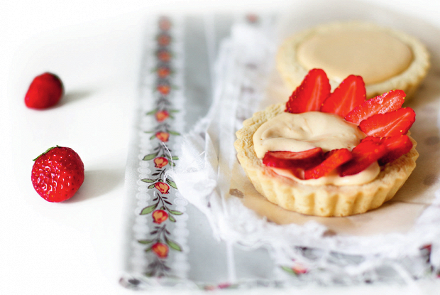 Корзиночки с заварным карамельным кремом и клубникой