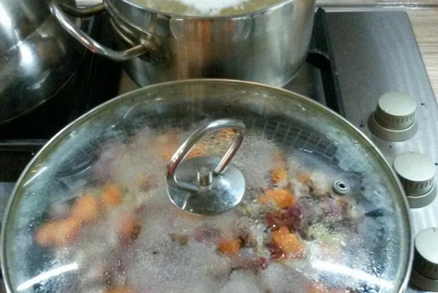 Густой гороховый суп с куриными желудочками