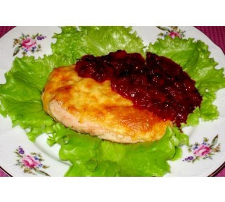 Куриное филе с брусничным соусом