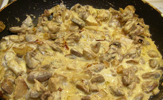 Грибы с куриной грудкой в сметане
