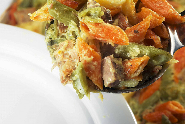 Цветные пенне с сыром и сливочным карри