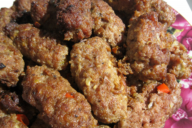 Балканские говяжьи колбаски чевапи (ćevapi)