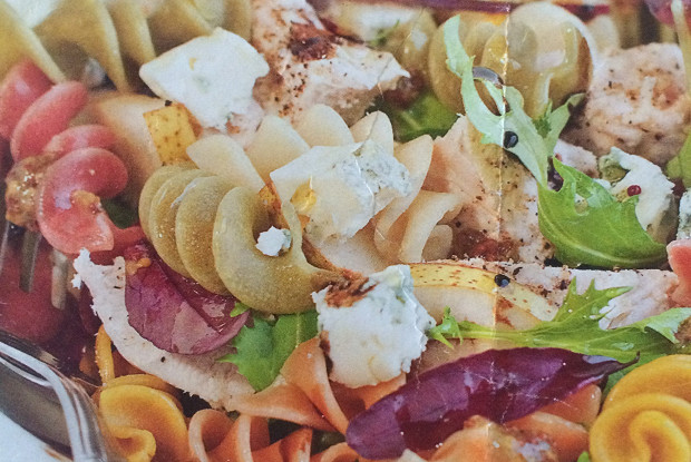 Салат из пасты с курицей, грушами и дорблю