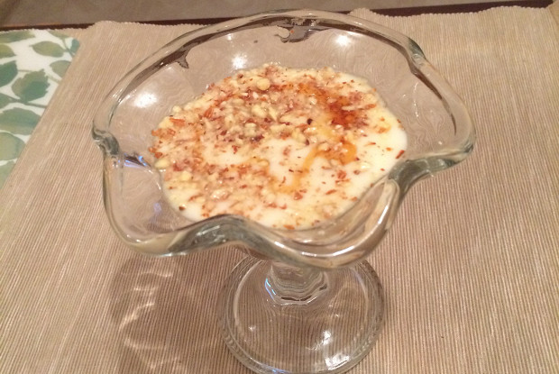 Мусс из йогурта и меда с жареными грушами и миндалем