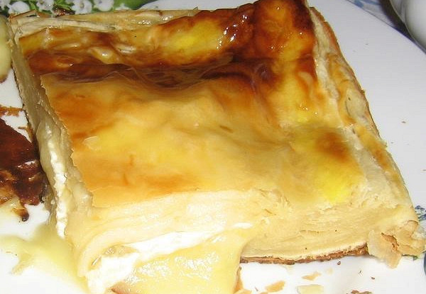 Пирог с твердым сыром и сметаной