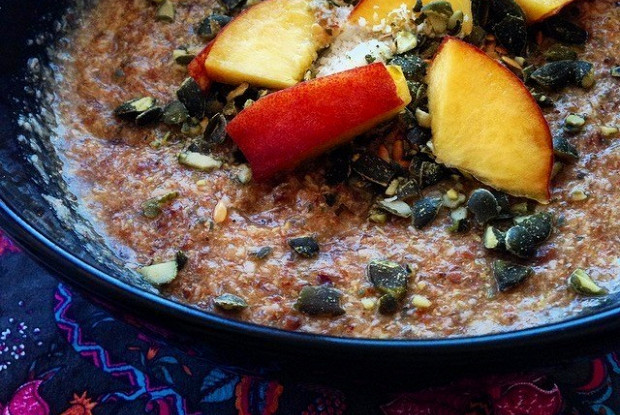 Льняная каша сыроедческая с кокосом и персиком