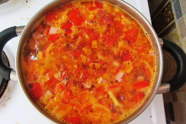 Томатный суп с фасолью, свининой и сосисками