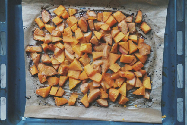 Тыква, запеченная с персиками, ромом, медом и розмарином