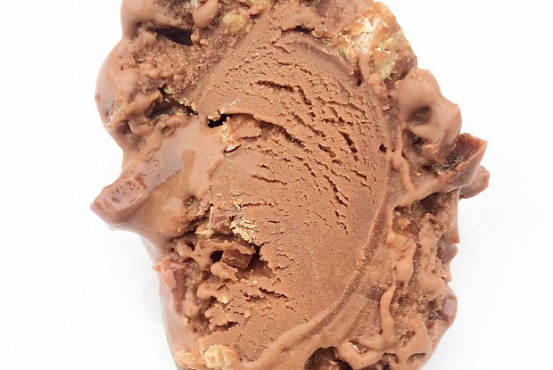 Мороженое с молочным шоколадом и конфетами KitKat
