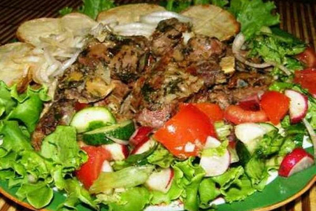 Жареная телятина с томатным соусом, маринованным луком и свежими овощами