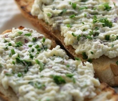 Бутерброд с сельдью и сливочным сыром