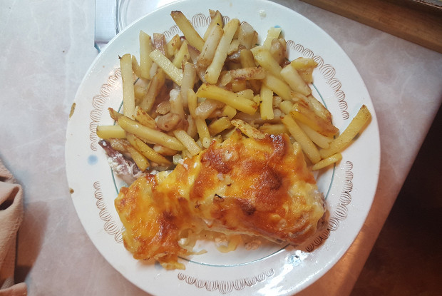 Кролик, запеченный со сметаной и сыром