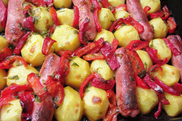 Печеный картофель с колбасками