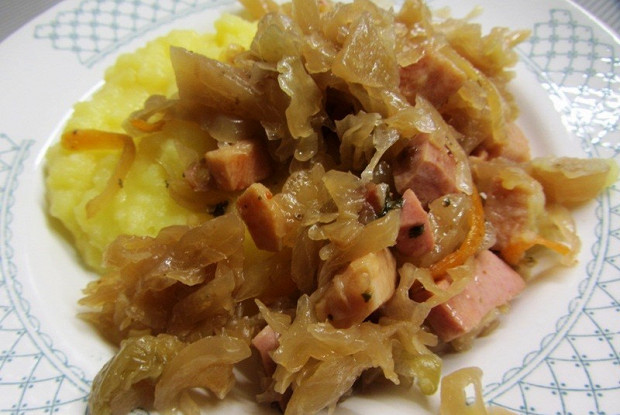 Шукрут (тушеная квашеная капуста с копченостями)