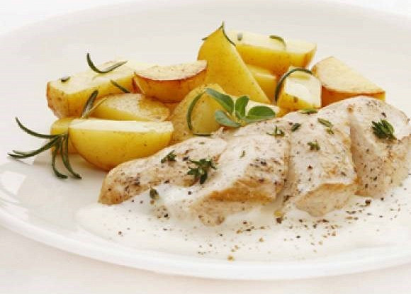 Куриные грудки в сметане и картошкой