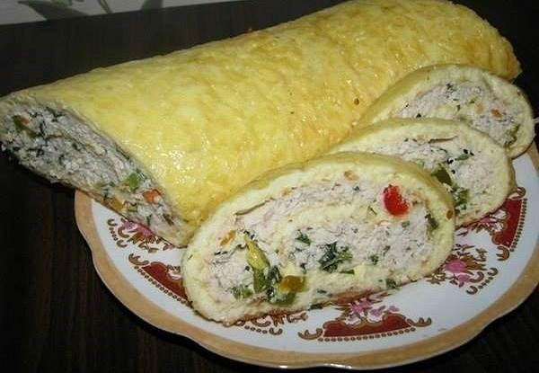 Сырно-яичный рулет с куриным фаршем