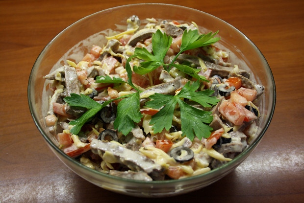 Салат с языком, помидорами и сыром