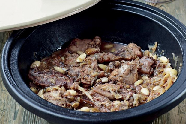 Тажин из цесарки с персиками, миндалем и розами