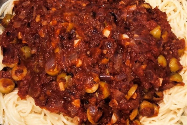 Паста арабьята с колбасой и оливками