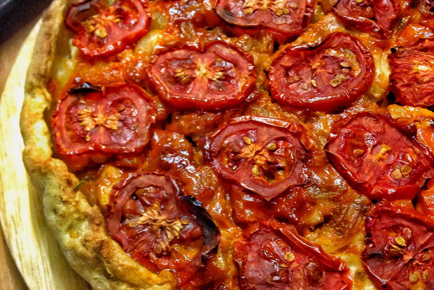 Деревенский пирог из картофельного теста с мясом и овощами