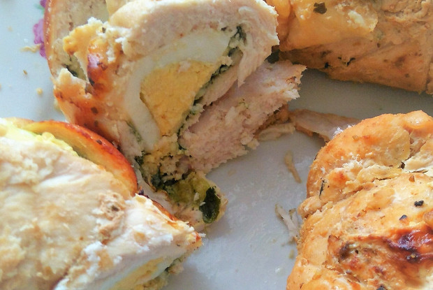 Куриная грудка с яйцом, шпинатом и сыром
