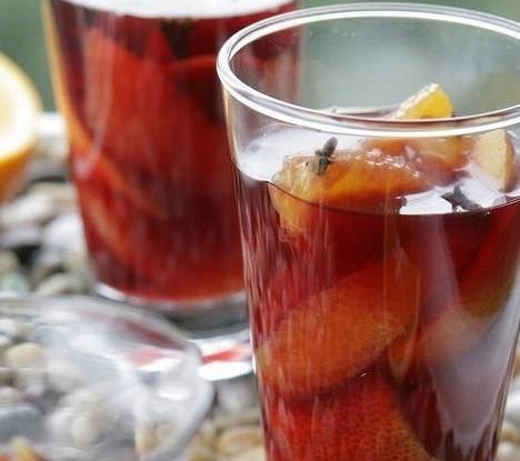 Винный коктейль с фруктами