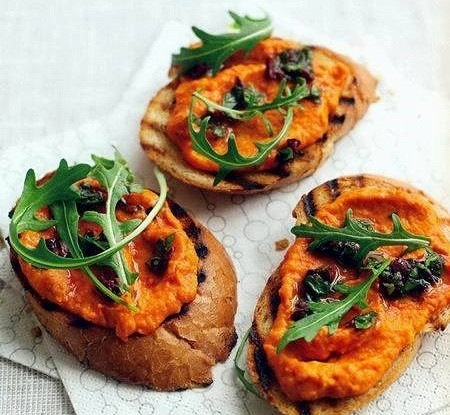 Брускетты с овощным пюре и рукколой
