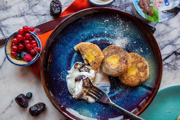 Сырники с кукурузной мукой, орехами и финиками