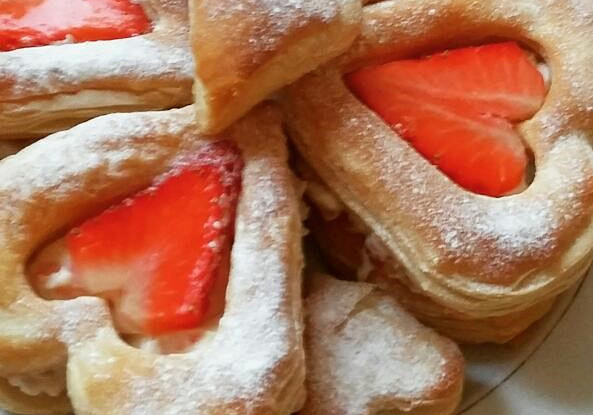 Слоеное пирожное с клубникой и маскарпоне