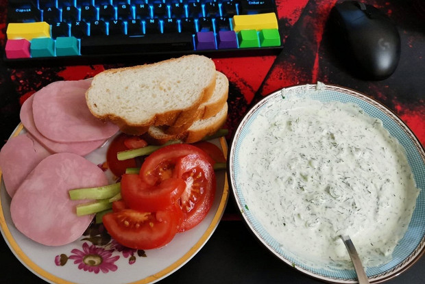 Сметанный соус с огурцом