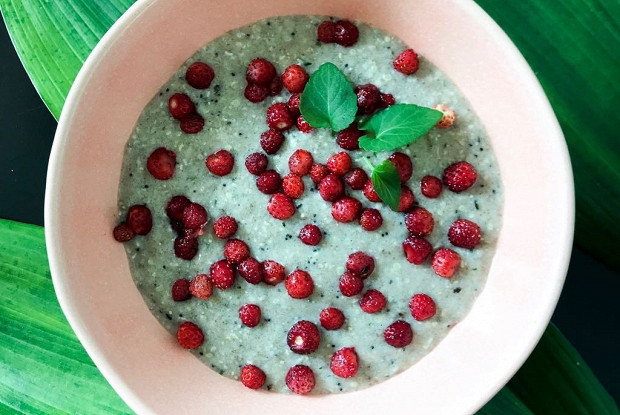 Конопляная каша с кокосовым молоком и сезонными ягодами