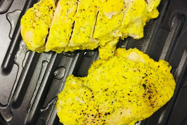 Тушеная куриная грудка в шафрановом соусе