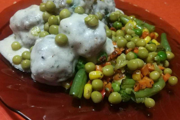 Митболы в молочном соусе с жареными овощами и горошком