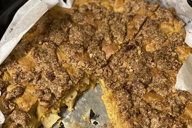 Яблочный пирог со скрэмблом из пекана