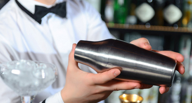 Почему бармены так громко стучат шейкерами? фото