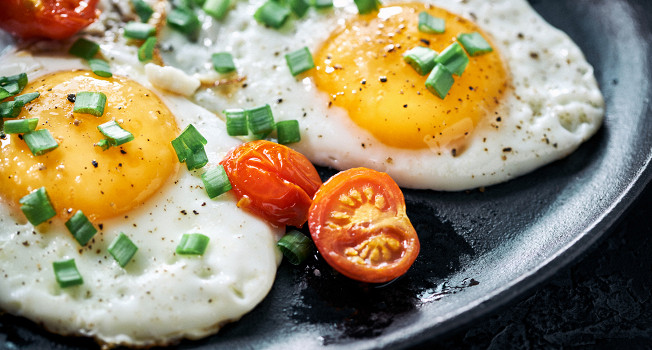 Почему яйца обычно едят на завтрак? фото