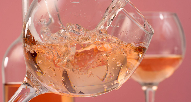 Розовые вина: все, что нужно знать о главном напитке лета фото