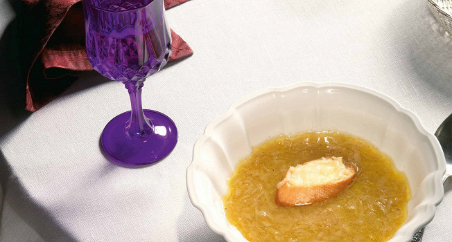 Как приготовить классический луковый суп  фото